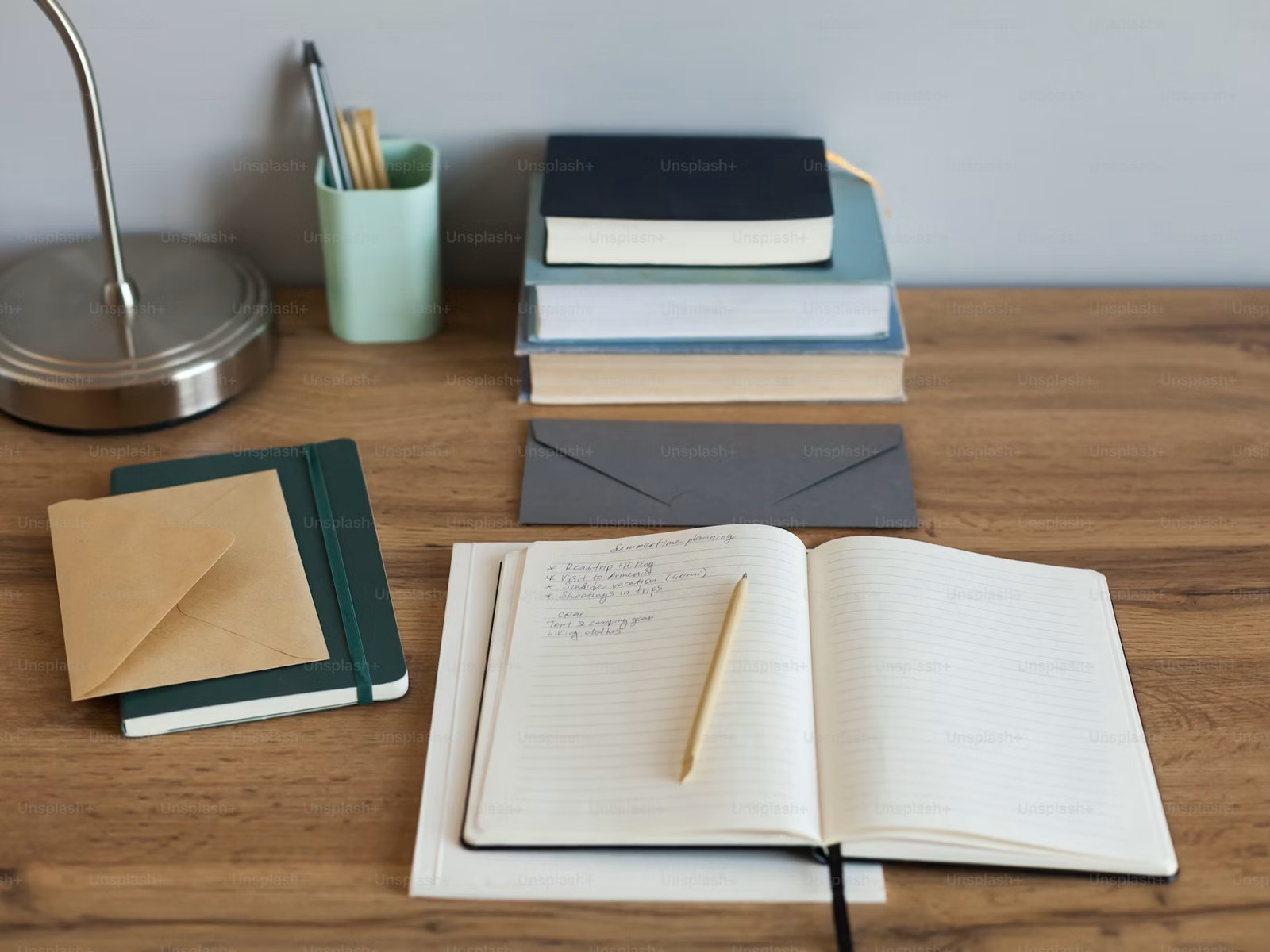 Detalhe de mesa de trabalho com caderno e materiais técnicos